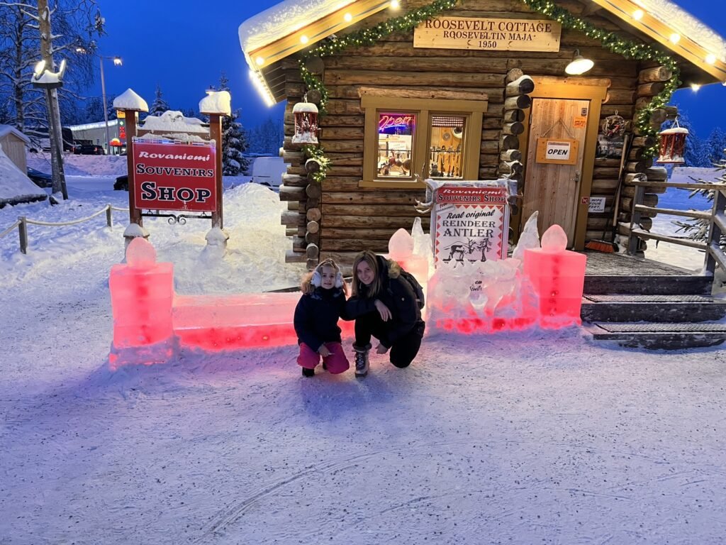 Santa Claus Village en Rovaniemi, Laponia, con niños