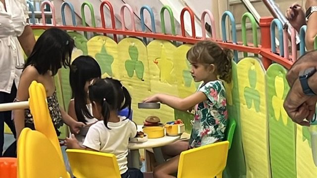 Centro histórico de Cebú (Filipinas) con niños